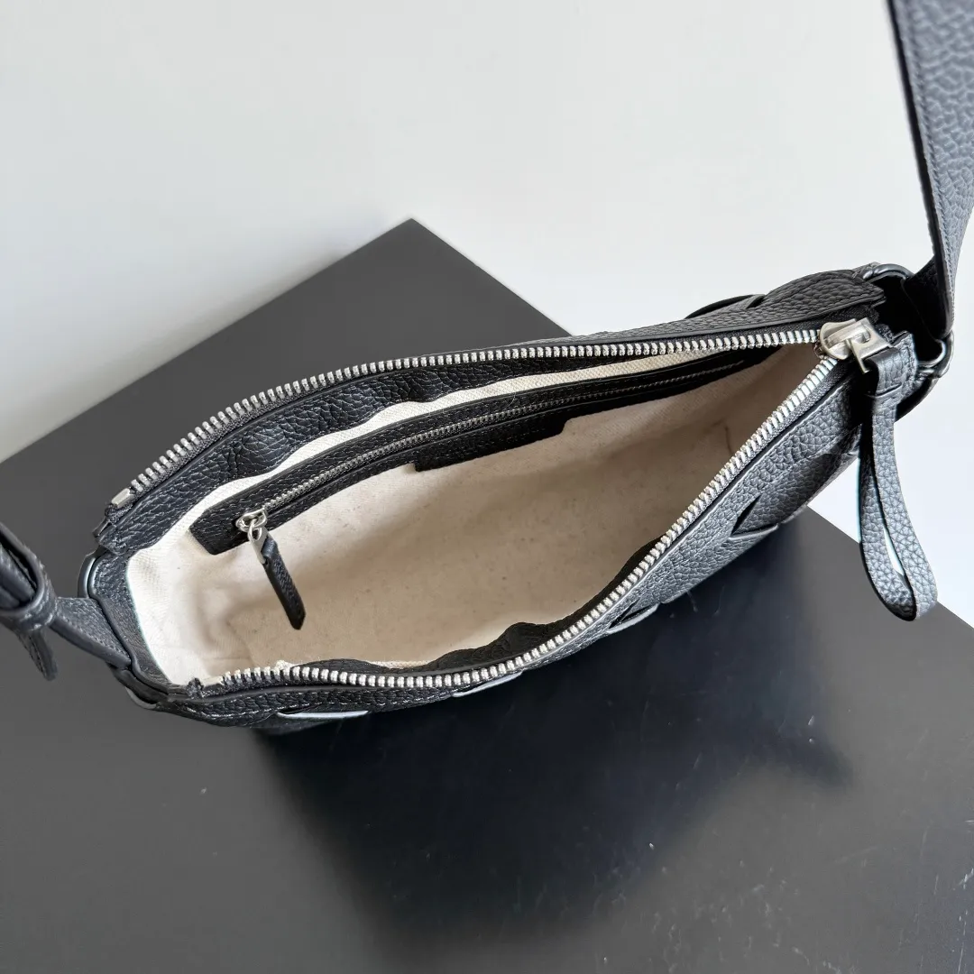 Batch 1720 BOTTEGA VENETA Bottega Veneta's 2025 new product Diago zipper backpack, a new summer bag [circle] This new men's crossbody bag is made of high-quality calfskin, with a natural texture as a whole. The gloss of the bag changes at any time with different lights. This seemingly simple bag is very attentive to details. , it must be carefully handmade to achieve this effect. The calfskin leather is delicate and soft, and it is particularly comfortable to carry close to the body. It also comes with a large zippered compartment and an open lining. When you go shopping and travel, having such a light and soft small bag can free your hands, reduce the burden of travel, and make you happier. Style number: 837112 Size: 25*15*5cm